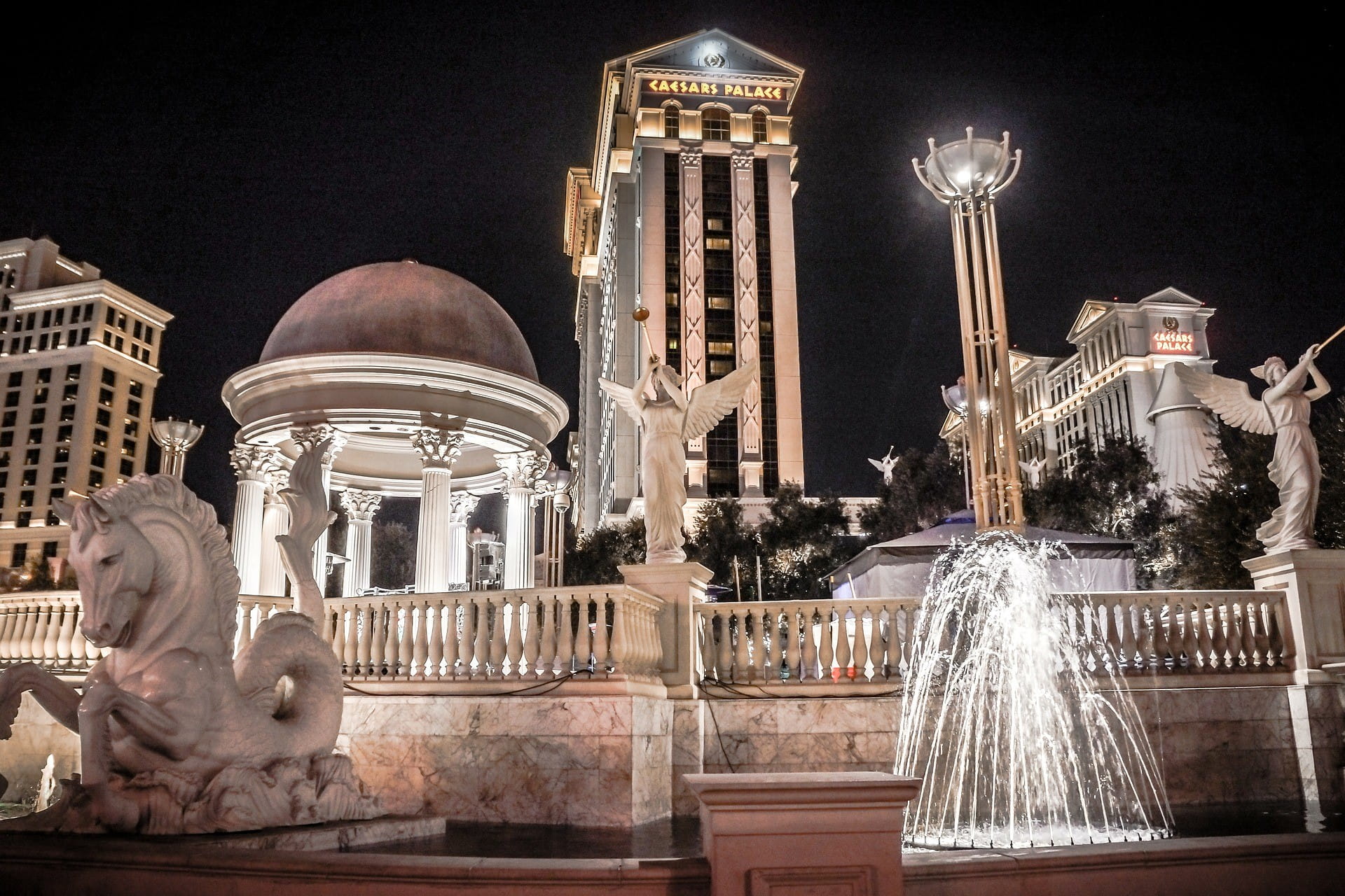 Istana Caesars di Las Vegas pada malam hari.